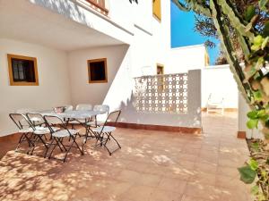 a patio with a table and chairs in a building at Casa REFUGIO DEL CABO, Cabo de Gata in El Cabo de Gata