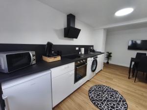 a kitchen with a microwave and a stove top oven at The Günz Homes 1 in Günzburg