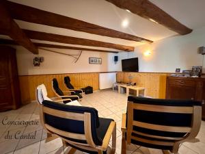 Ein Wartezimmer mit Stühlen und einem Flachbildfernseher in der Unterkunft Celles - Demeure de la Tourille in Celles