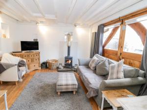 a living room with a couch and a fireplace at Studio Bach in Beaumaris
