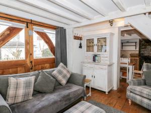 a living room with a couch and a table at Studio Bach in Beaumaris
