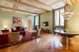 a living room with a couch and a table at Incentrum in Rome