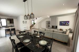 a living room with a table and a couch at Id-Real Villa in Golem