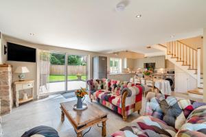 a living room with couches and a table at 2 Bed in Melbourne oc-t29849 in Kingʼs Newton