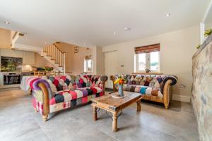 a living room with two couches and a coffee table at 2 Bed in Melbourne oc-t29849 in Kingʼs Newton +16 photos
