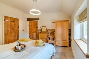 a bedroom with a large white bed in a room at 2 Bed in Melbourne oc-t29849 in Kingʼs Newton