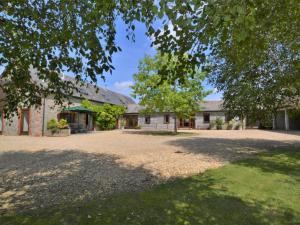 a house with a large driveway in front of it at 3 Bed in Sherborne oc-folwr in Long Burton