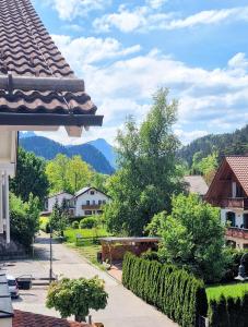 a view of a town with mountains in the background at Flexibel Wohnen - BnoB in Füssen