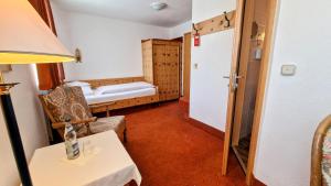 a room with a bed and a table and a lamp at Flexibel Wohnen - BnoB in Füssen