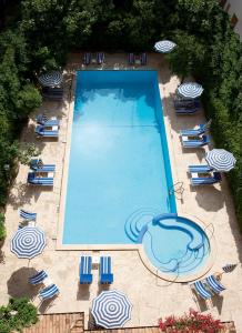 an overhead view of a swimming pool with chairs and umbrellas at Grand Hotel de la Ville in Sorrento