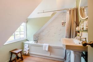 a bathroom with a sink and a bath tub at 2 Bed in Beaulieu oc-b32274 in Exbury