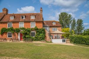 a large brick house with a lawn in front of it at 2 Bed in Beaulieu oc-b32274 in Exbury