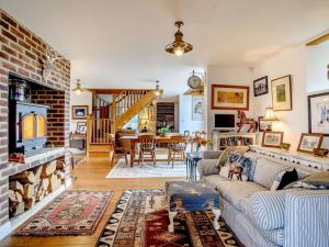 a living room with a couch and a fireplace at 2 Bed in Lechlade oc-77493 in Langford