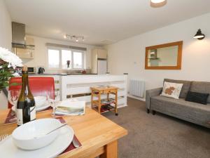 a living room with a table and a kitchen at Amber House in Dorchester