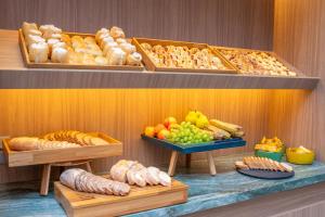 a display of different types of bread and pastries at Slaviero Prime Campo Grande in Campo Grande +72 photos