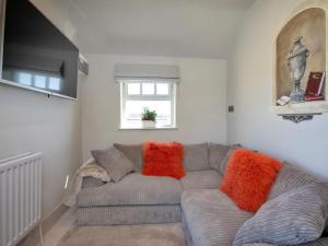 a living room with a gray couch with orange pillows at 1 Bed in Richmond oc-82829 in Gilling