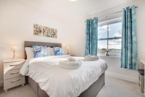 a bedroom with a bed with two towels on it at 4 Bed in Leyburn oc-ds370 in Leyburn