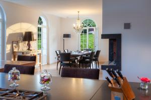 a dining room and living room with a table and chairs at le clos des belvals in Vertus
