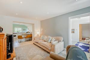 a living room with a couch and a kitchen at 2 Bed in Askrigg oc-b27667 in Marsett