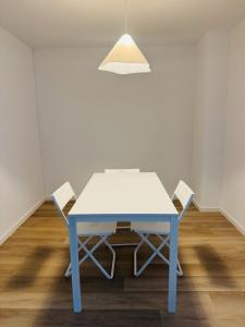 a blue table with chairs in an empty room at Siegen Apartments - Modern & mit Parkplatz in Siegen