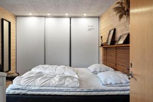 a large bed with white sheets and pillows at LF127-Vestervig-Gunhildsvej-27 in Vestervig