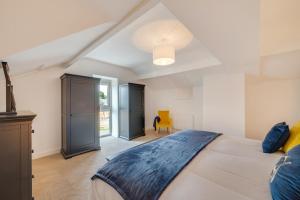 a bedroom with a large bed with a blue blanket at 4 Bed in Buxton oc-dcoldd in Hartington