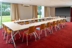 a large conference room with a long table and chairs at Best Western Hôtel du Phare in Mérignac