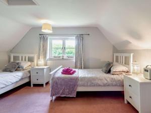 a bedroom with two beds and a window at 2 Bed in Romsey oc-thatc in Newtown