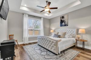 a bedroom with a bed and a ceiling fan at The Tipsy Twins - Entire Property in Canyon Lake
