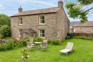 a house with a table and chairs in the yard at 3 Bed in Askrigg oc-w29833 in Marsett