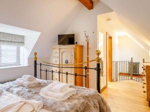a bedroom with a bed with towels on it at 1 Bed in Frome oc-83834 in Holwell