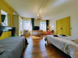 a bedroom with a bed and a table and chairs at Aubépine in Sains-du-Nord