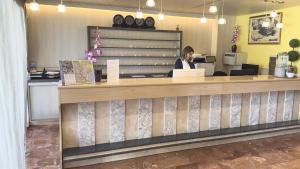 a woman sitting at a counter in a store at BLUESEA Continental in Tossa de Mar