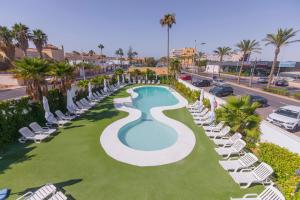 an overhead view of a swimming pool with lounge chairs at BLUESEA Brisa Roquetas in Roquetas de Mar