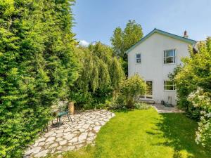 an overhead view of a garden with a house at 2 Bed in Sway oc-nfl43 in Sway