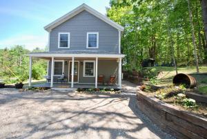 a small house with a porch and a yard at 3 Bedroom Happy Cottage 15 in Edgecomb