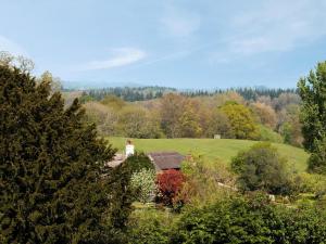 a house in the middle of a field with trees at 1 Bed in Lyndhurst oc-nfl60 in Lyndhurst