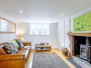 a living room with a couch and a fireplace at 1 Bed in Lyndhurst oc-nfl60 in Lyndhurst