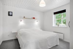 a white bedroom with a white bed and a window at SJ323-Aabenraa-Kloften-14 in Loddenhøj