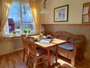 a dining room with a table and chairs and a window at Skogstjärna in Filipstad