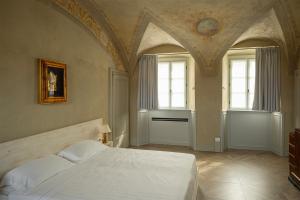 a bedroom with a large bed and two windows at Residence Palmento in Franciacorta in Corte Franca +104 photos