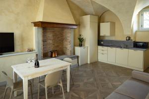 a kitchen and dining room with a table and chairs at Residence Palmento in Franciacorta in Corte Franca
