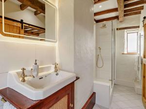 a bathroom with a sink and a shower at 3 Bed in Richmond oc-91578 in Caldwell +27 photos