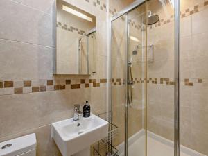 a bathroom with a sink and a shower at 2 Bed in York oc-91540 in Brandsby +20 photos