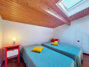 two twin beds in a room with a skylight at Holiday Home Bernadon by Interhome in Labenne