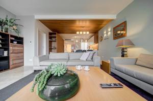 a living room with a couch and a table at Vista Laguna - Harbour View - Private Jacuzzi in Għajnsielem
