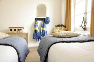 a bedroom with two beds and a window at Paddock Prestige by La Boîte En Plus in Gouvieux