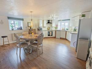 a kitchen and dining room with a table and chairs at 3 Bed in Ventnor oc-89972 in Niton