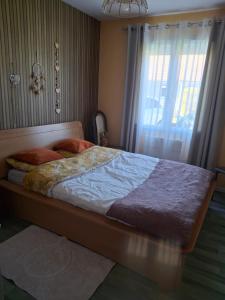 a bedroom with a large bed with a window at Golf Home in Écommoy