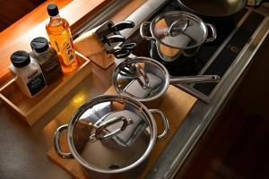 two pots and pans on a stove in a kitchen at 南国リゾート Bari Okinawa 連泊宿泊限定価格 in Itoman